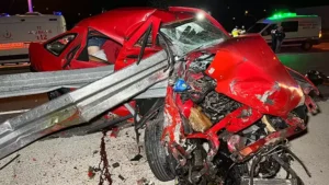 Kocaeli’nin İzmit ilçesinde sürücüsünün kontrolünden çıkan otomobilin yol kenarındaki bariyere