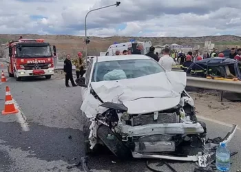 2 otomobil çarpıştı; 1 ölü, 6 yaralı