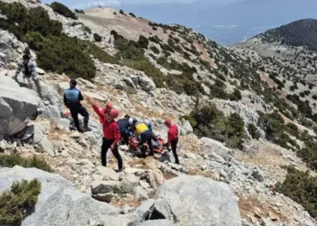 Kayalıklara düşen paraşütündeki 2 kişi öldü