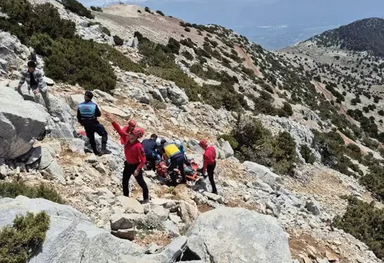 Kayalıklara düşen paraşütündeki 2 kişi öldü