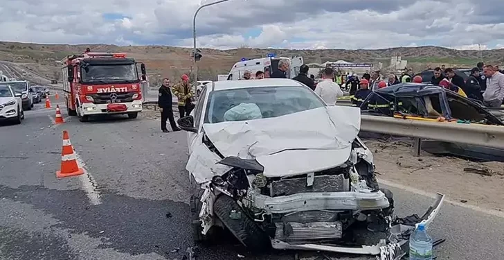 2 otomobil çarpıştı; 1 ölü, 6 yaralı