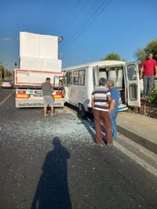 İşçi servisi TIR’a çarptı