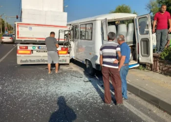 İşçi servisi TIR’a çarptı