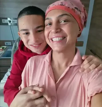 10 yaşındaki oğlunun iliği ile kanseri ikinci kez yendi