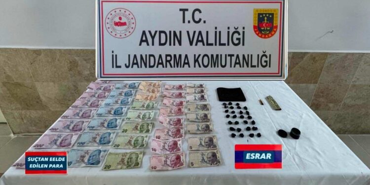 Otomobil içerisinde uyuşturucu satarken yakalandı