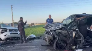 Konya‘nın Karapınar ilçesinde otomobilin karşı şeride geçip başka otomobile çarptığı
