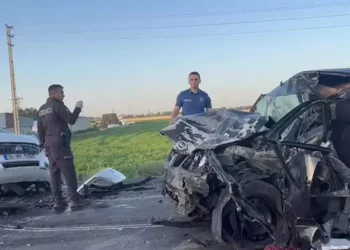 Otomobiller çarpıştı; 4 ölü, 2 bebek yaralı