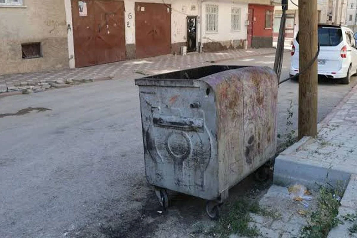 11 aylik bebegini darpedip cope birakti