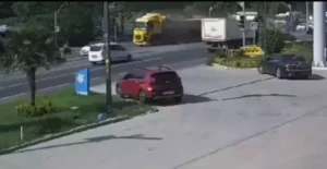 İzmit’te bir hafriyat kamyonu, kırmızı ışıkta duran iki araca çarptıktan