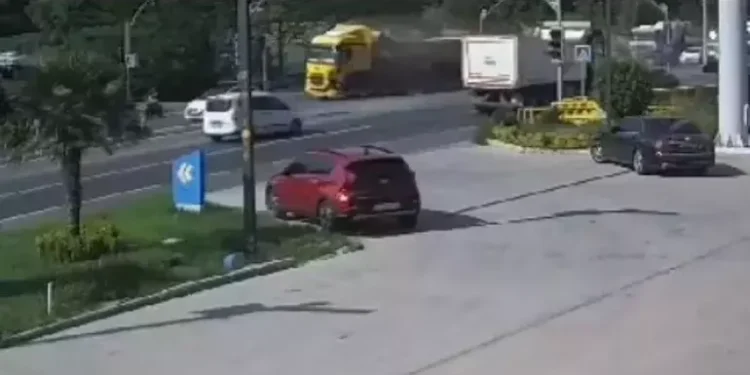 Hafriyat kamyonu iki otomobile çarptı, sürücü kaçtı