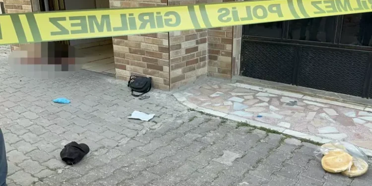 Eski sevgilisini apartman girişinde tabancayla öldürdü