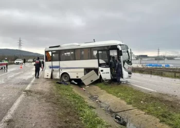 Fabrika işçilerini taşıyan midibüs takla attı; 18 yaralı