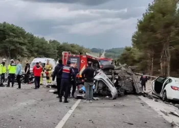 Zincirleme kaza: 2 ölü, 10 yaralı