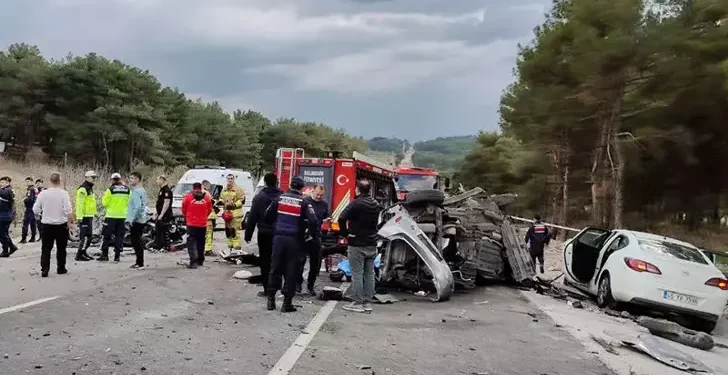 Zincirleme kaza: 2 ölü, 10 yaralı