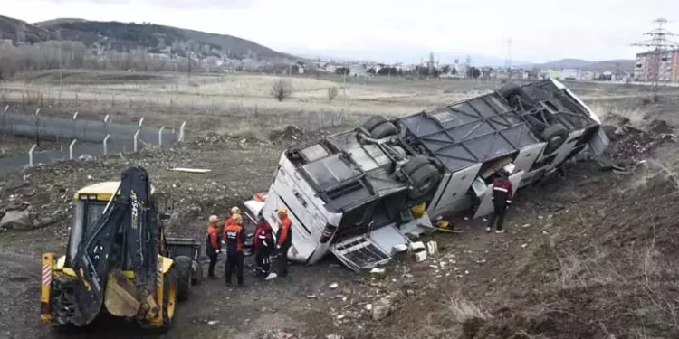 Yolcu otobüsü devrildi; 2 ölü, 23 yaralı