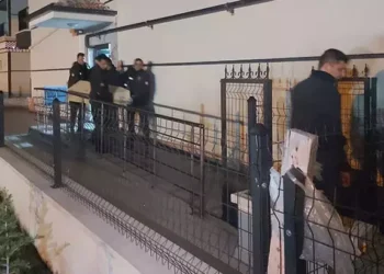 Komşusunu tabancayla öldürüp intihar etti