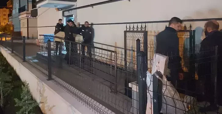 Komşusunu tabancayla öldürüp intihar etti