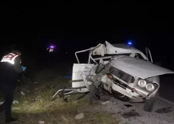 Yol kenarında duran kamyona, otomobil çarptı: 1 ölü, 3 yaralı