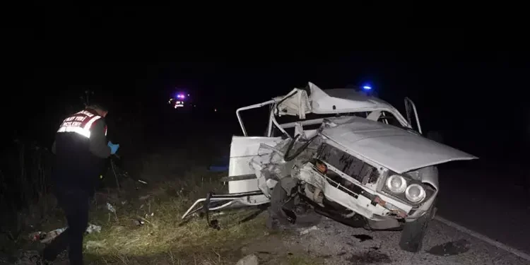 Yol kenarında duran kamyona, otomobil çarptı: 1 ölü, 3 yaralı