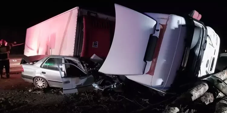 TIR otomobilin üzerine devrildi baba yaralandı, oğlu öldü