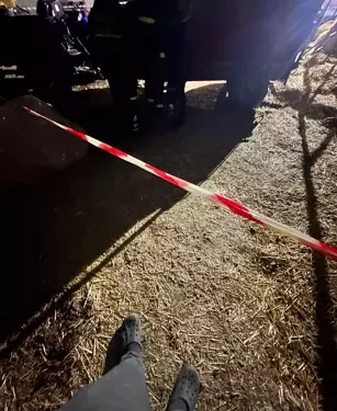Yem karma makinesinde sıkışarak öldü