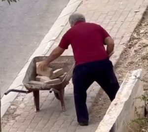 Aydın’ın efeleri İlçesinde bir vatandaş kaldırımdaki parke taşlarını sökerek çaldı.