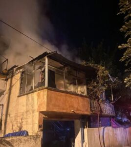 Aydın’ın Nazilli ilçesinde bir evde çıkan yangında ev kullanılamaz hale