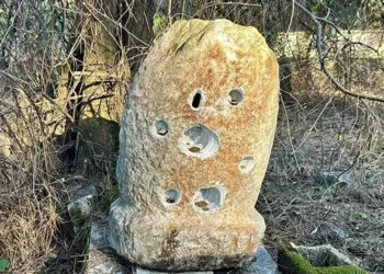 2 asırlık adak taşı çalındı