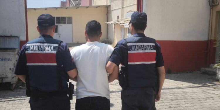 20 yıl hapis cezasıyla aranan hükümlü saklandığı evde yakalandı