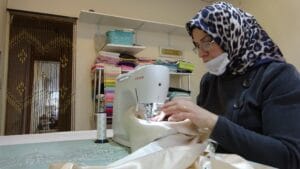 Önce kendi çeyizini yaptı, şimdi genç kızların rüyalarını süslüyor