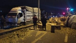 TIR devrildi yol trafiğe kapandı