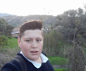 İnek sağarken elektrik akımına kapıldı