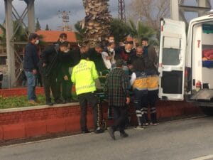 Üst geçitten aşağıya atlayan genç ağır yaralandı