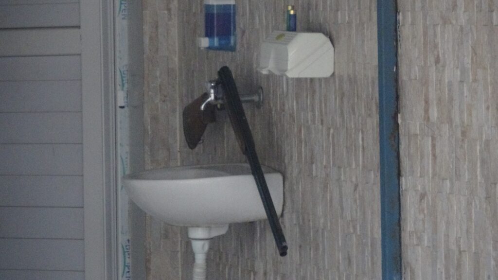 Nişanlısından ayrılan genç kız mezarlıkta intihar etti