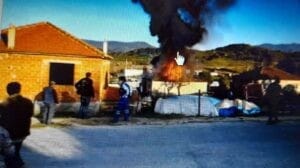 Evi yanınca biri engeli iki oğlu ile ortada kalan kadın,