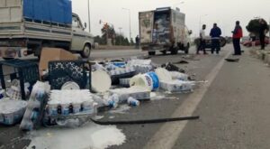 Boş yolda kaza, ayranlar yola savruldu