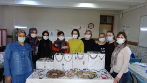 Ev kadınları İmitasyon Takı Tapımı öğreniyor