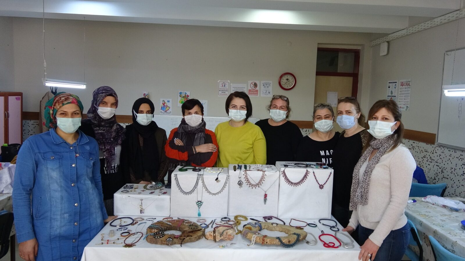 Ev kadınları İmitasyon Takı Tapımı öğreniyor