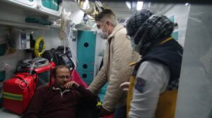 Alkol aldı çatıya çıktı, intihar girişimini polis engelledi