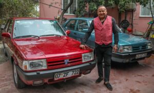 Boyasına taş değer diye iki otomobilini trafiğe çıkarmıyor