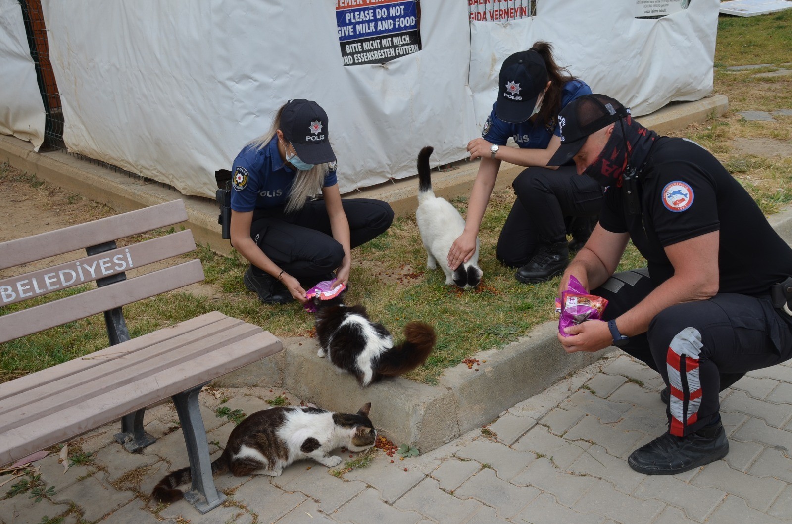 Polis sokakta yaşayan canların yardımına koştu