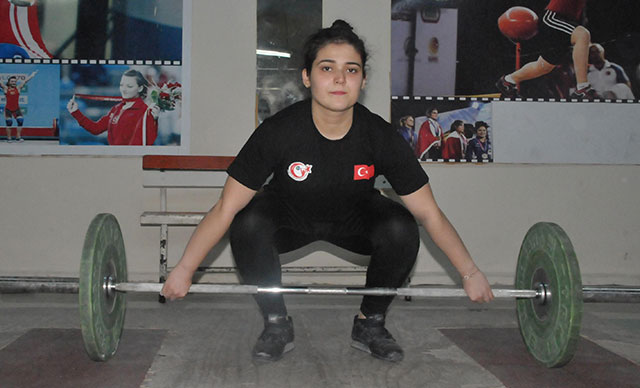 Dünya şampiyonu, halter antrenmanlarını isminin verildiği salonda yapıyor
