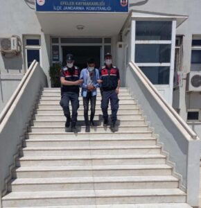 AYDIN’ın Efeler İlçesinde bir eve operasyon yapan jandarma ekipleri “Çocuğun