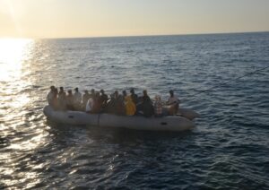 Düzensiz göçmenlerin imdadına sahil güvenlik yetişti