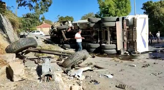 Mıcır yüklü kamyon ticari araçla çarpıştı: 1 ölü 1 yaralı