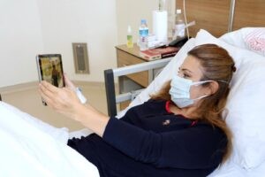 Hamileyken koronavirüse yakalanan Duygu, bebeğini ilk kez tabletten izledi