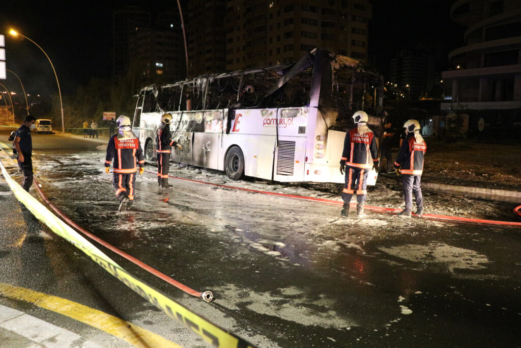 Aydınlatma direğine çarpan yolcu otobüsü alev aldı: 1 ölü, 20 yaralı