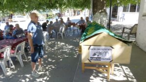 Kimse gelmeyince tek başına gıyabi cenaze namazı kıldı