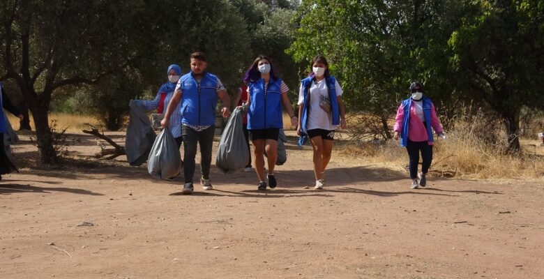 Aydınlı gönüllüler Dünya Temizlik Gününde çöp topladı