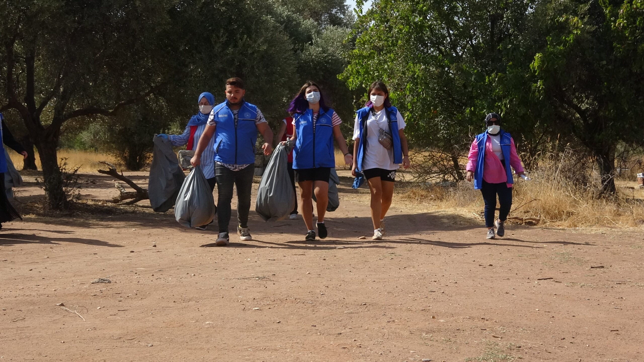 Aydınlı gönüllüler Dünya Temizlik Gününde çöp topladı